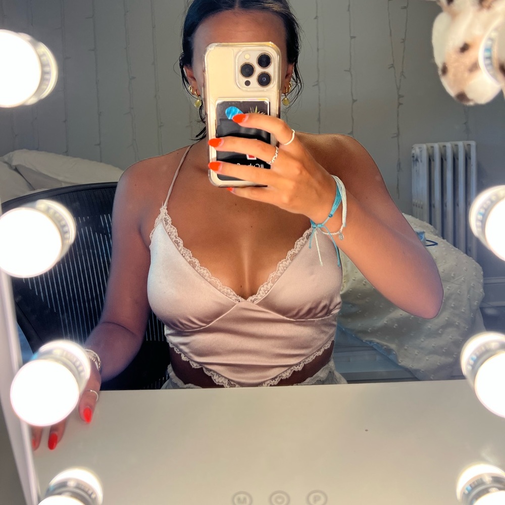 Garage satin going out top